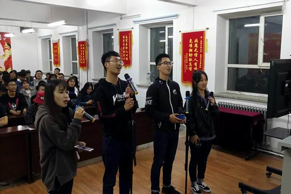 朱古力av
社团联合会举办“喜迎国庆，唱响未来”主题文艺晚会12.jpg